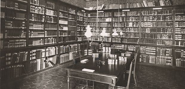 Locale della biblioteca all'interno di Palazzo Giustiniani (prima del 1915)